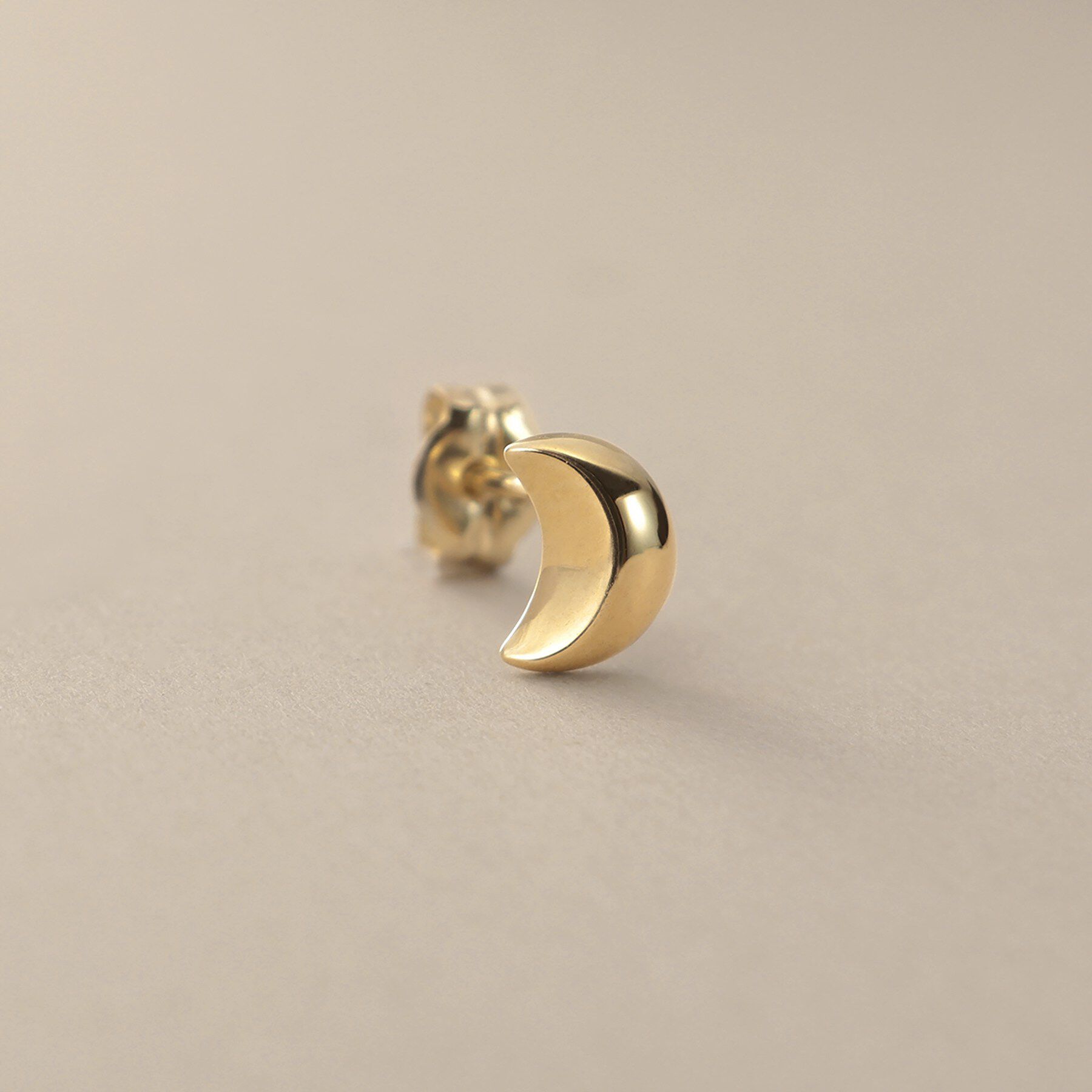 COCOSHNIK「K10【サステナブル】ムーンシェイプ スタッドピアス」|ピアス|