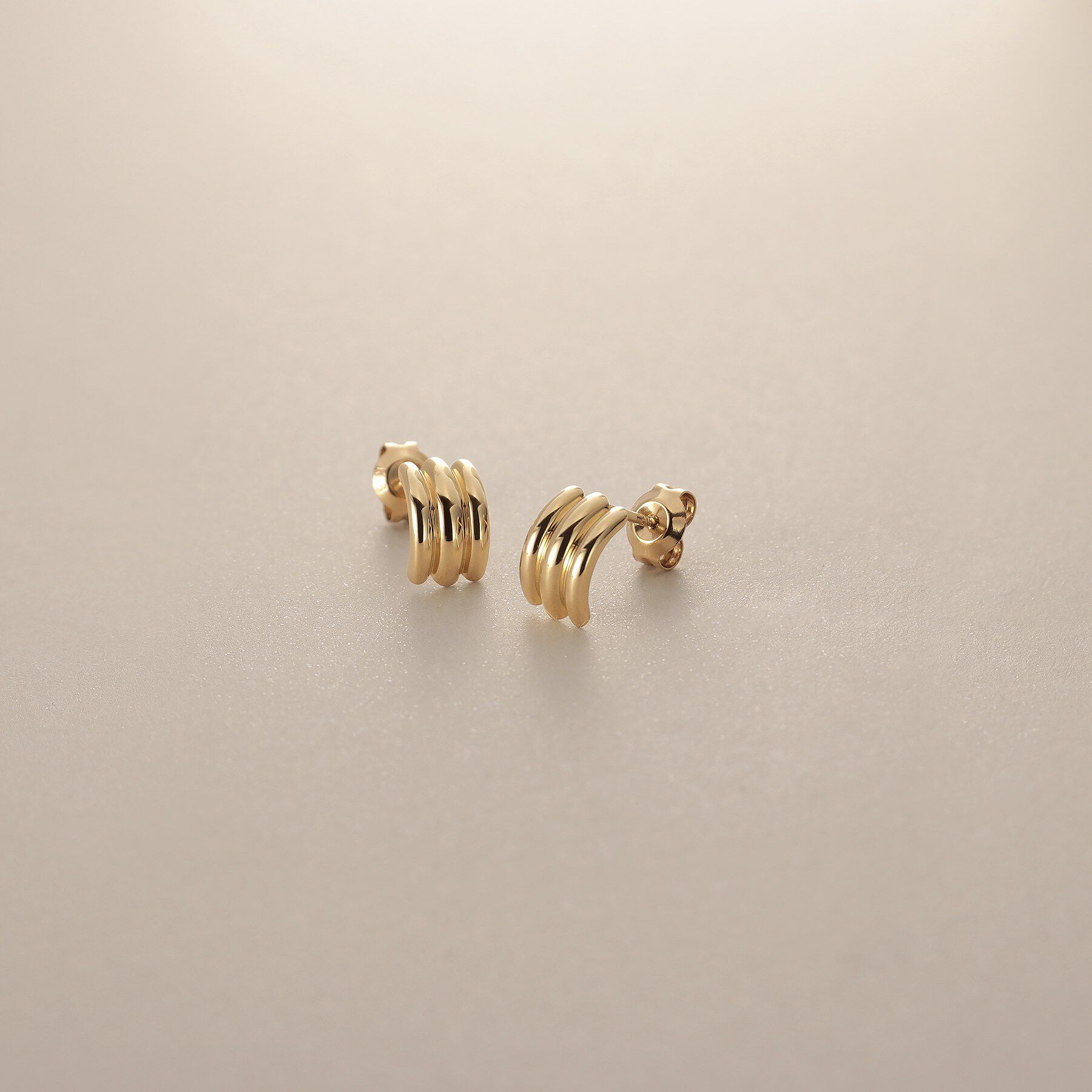 COCOSHNIK「K18【サステナブル】甲丸トリプルアーチ スタッドピアス」|ピアス|イエローゴールド(1