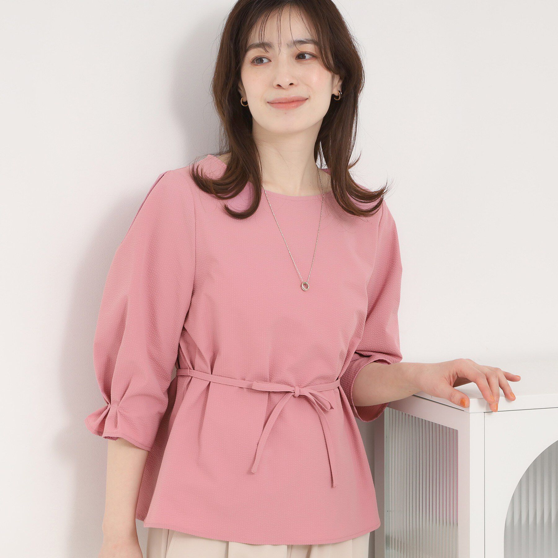 SHOO･LA･RUE「【洗濯機可/UV/3WAY】シルエットが変えられる　サッカーウエストリボンブラウス」|シャツ・ブラウス|ピンク(071)