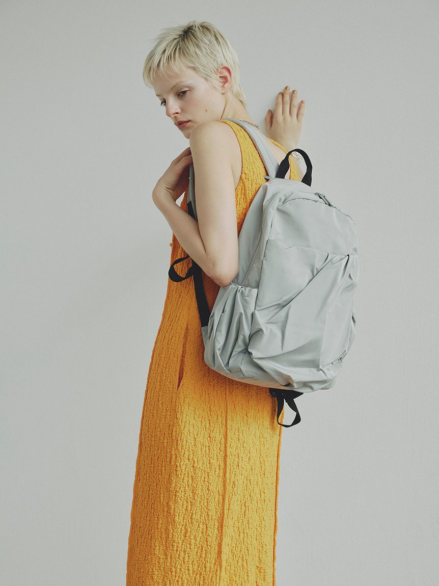 emmi atelier「【ONLINE限定カラー】eco 撥水ギャザーボディーバックパック」|リュック|LGRY