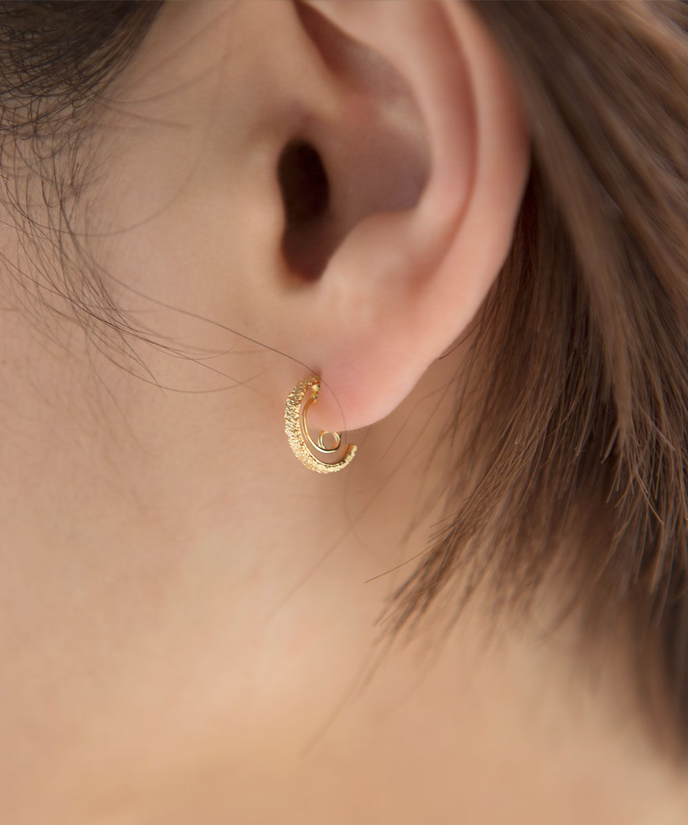 colleca la「miniループフィット・梨地フープイヤリング」|イヤリング|