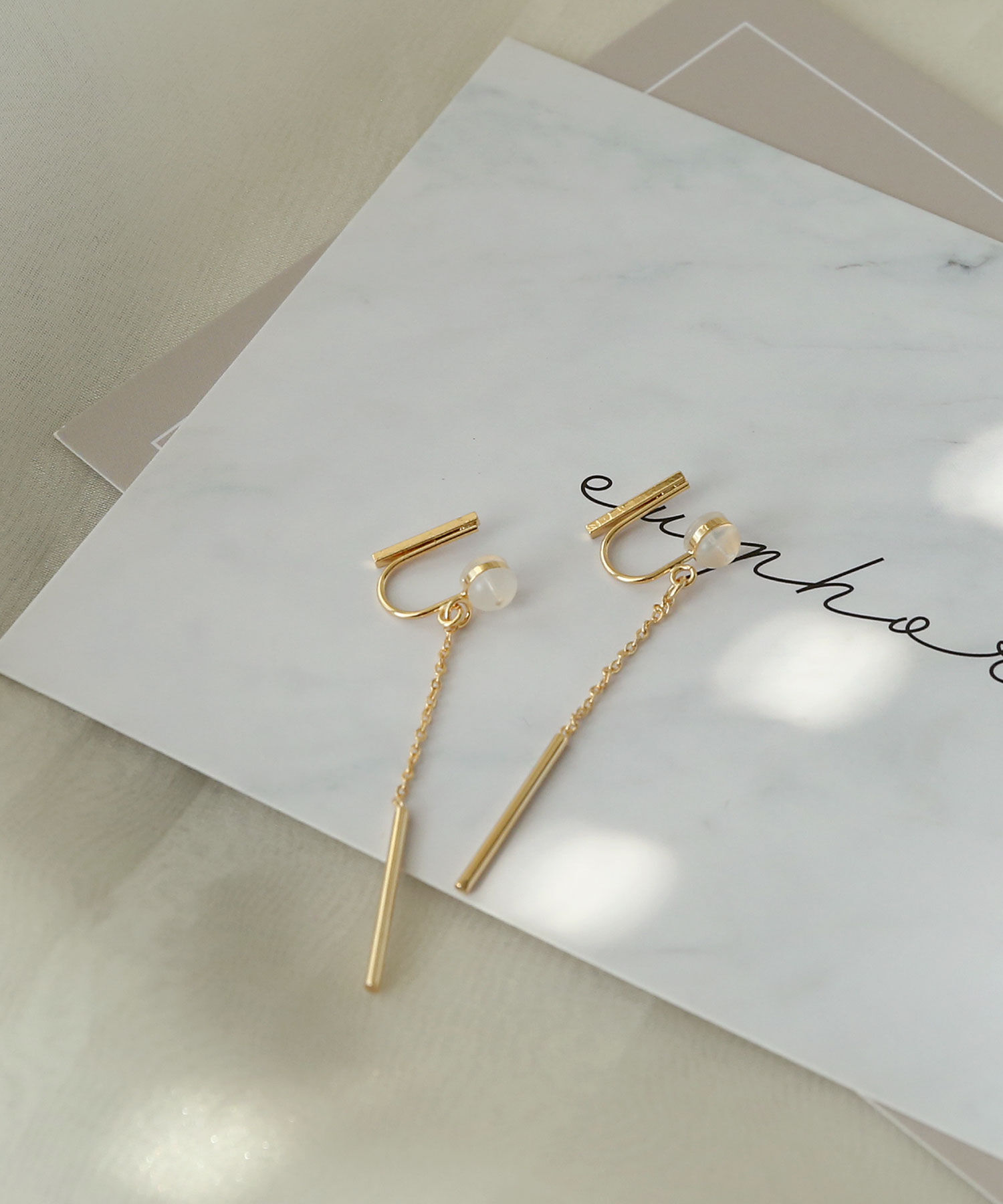 colleca la「ノンホール・ショートバー&times;チェーンのイヤリング」|イヤリング|ゴールド