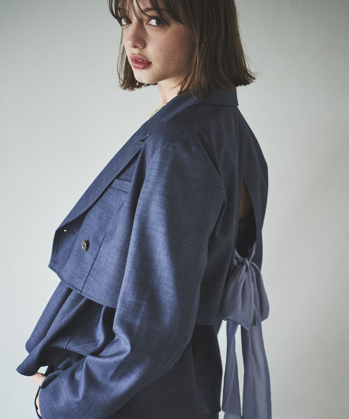 アンドクチュール「シャンブレーバックリボンショートジャケット」|テーラードジャケット|