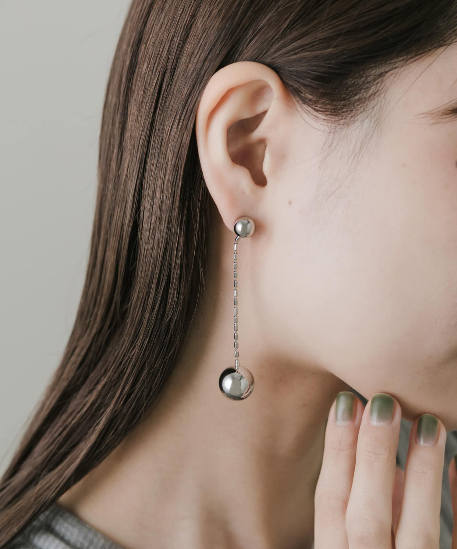 SMELLY「メタルボールスウェイロングピアス」|ピアス|