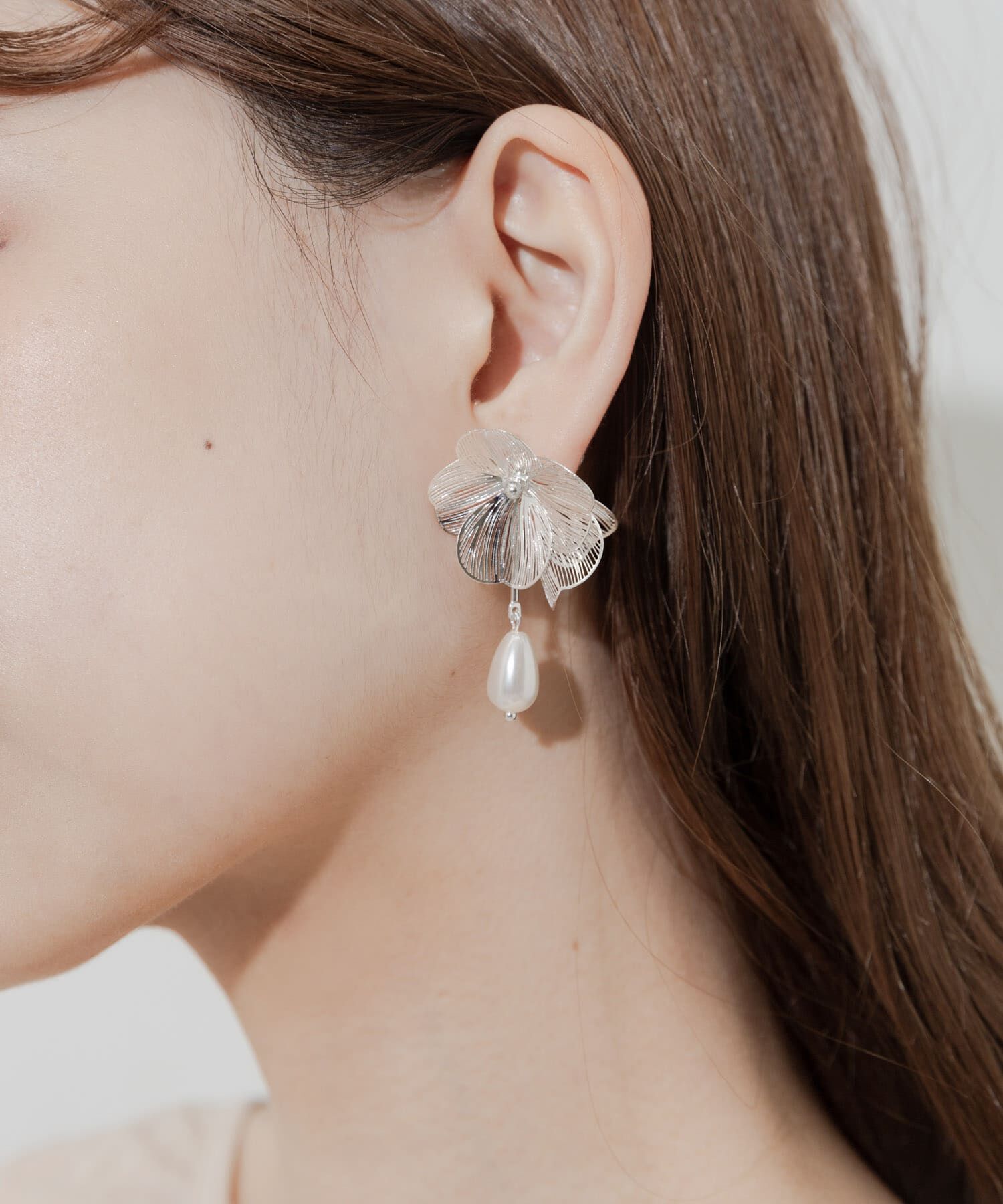 SMELLY「メタルフラワードロップパールイヤリング」|イヤリング|