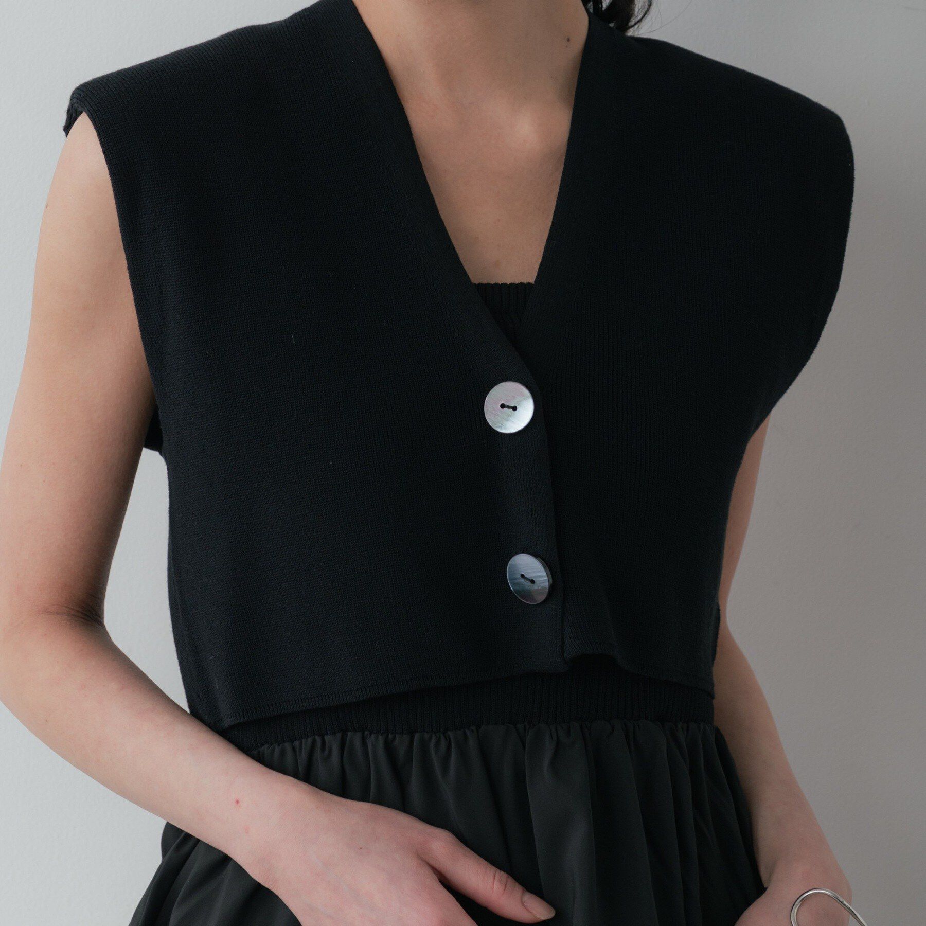 GALLEST「スリーブレスクロップドカーディガン」|カーディガン|ブラック(019)