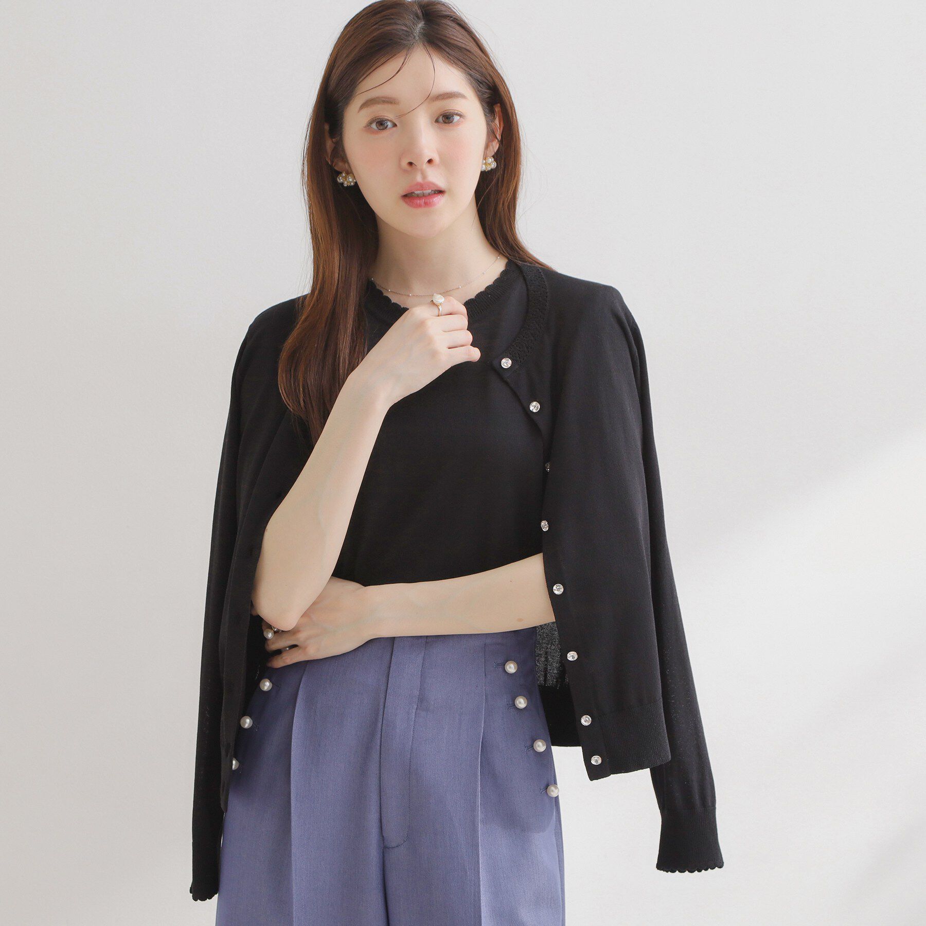 Couture broach「【アンサンブル可・UVカット・アンチピリング】ポイント透かしビジュー釦カーディガン」|カーディガン|ブラック(019)
