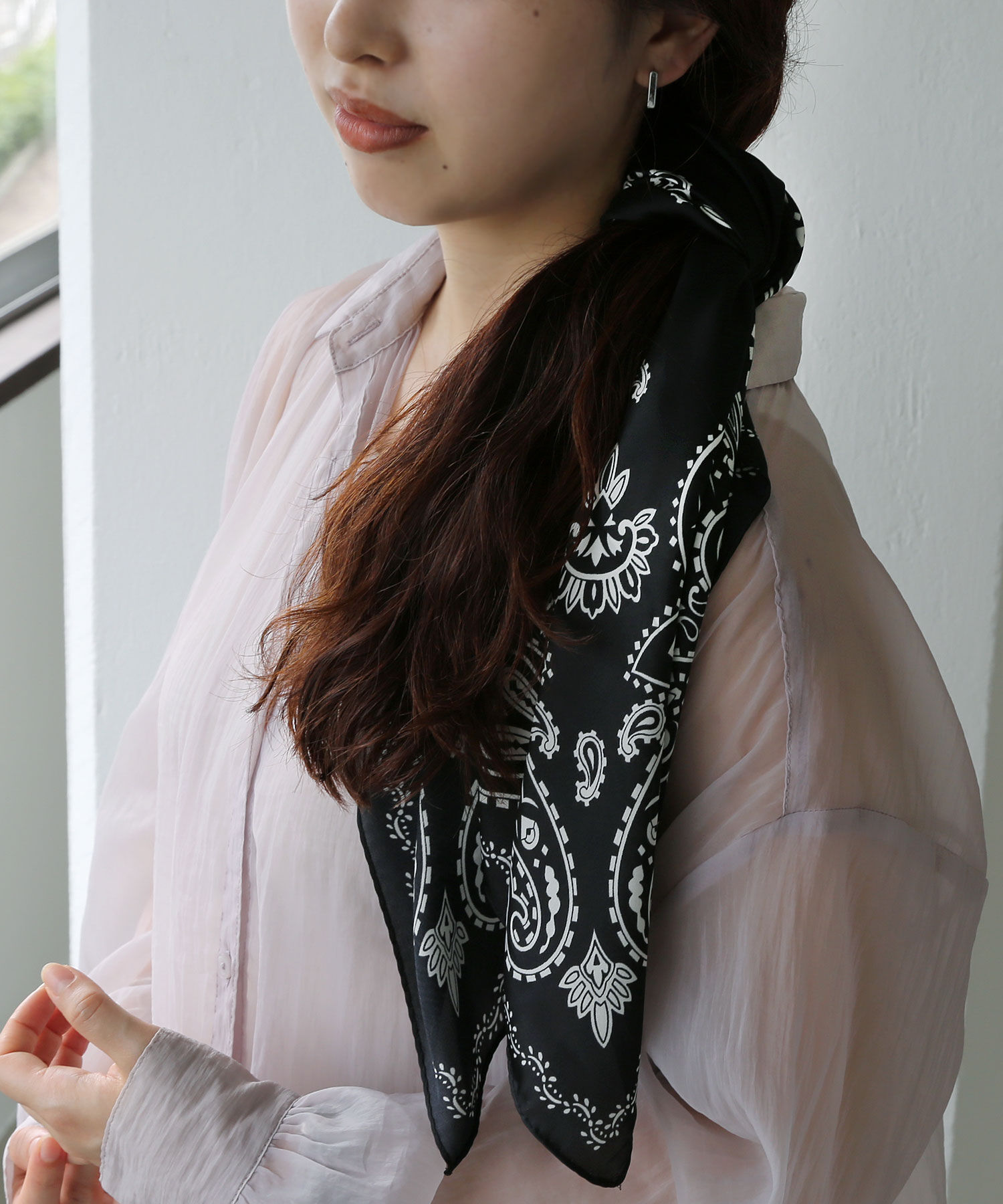 colleca la「モノトーンペイズリー柄スカーフ」|バンダナ・スカーフ|ブラック