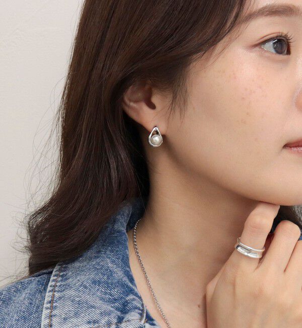 fredy emue「センターパールドロップピアス」|ピアス|シルバー