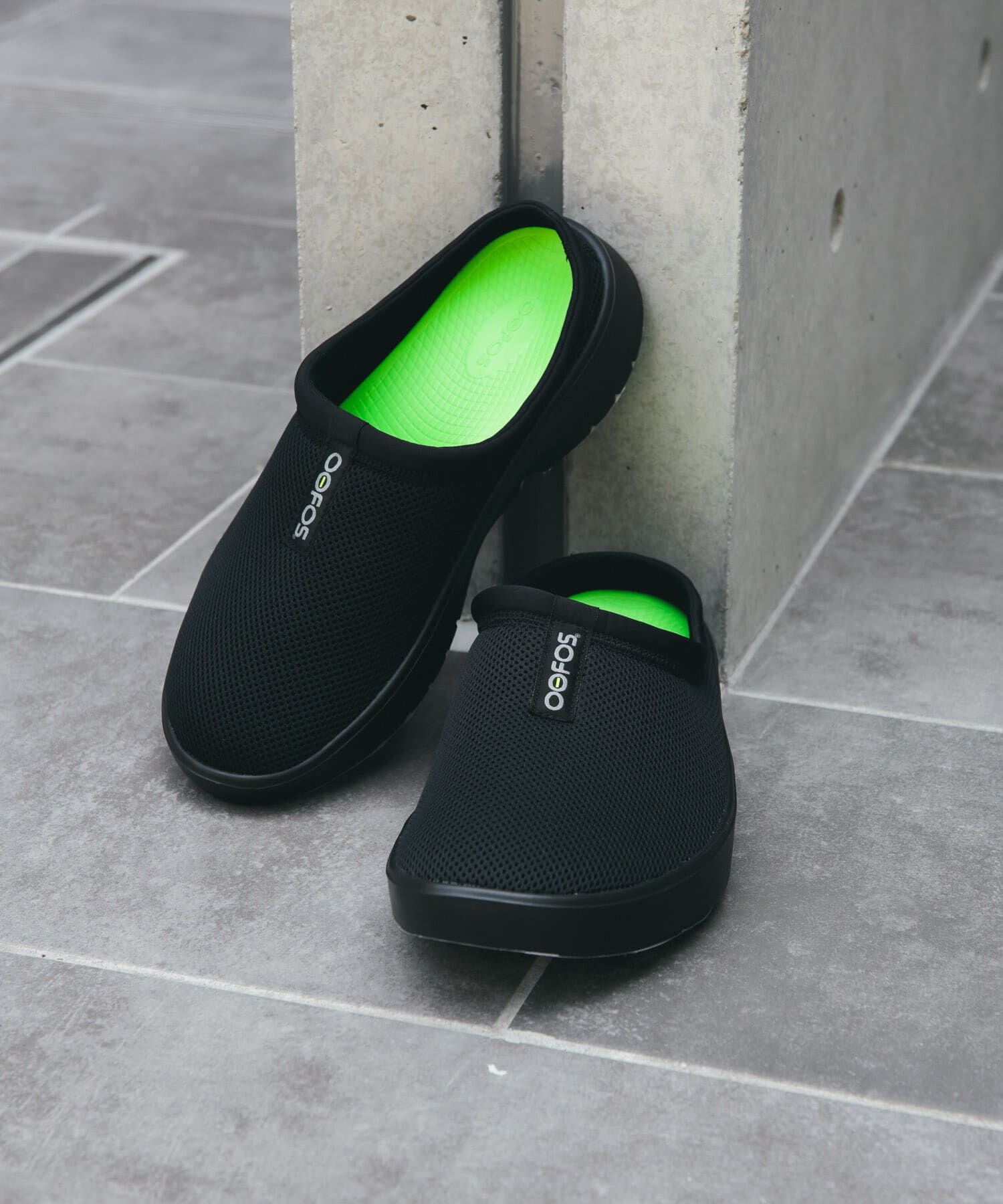 URBAN RESEARCH DOORS「OOFOS　OOcOOzie Sport Mule」|サンダル|ブラック