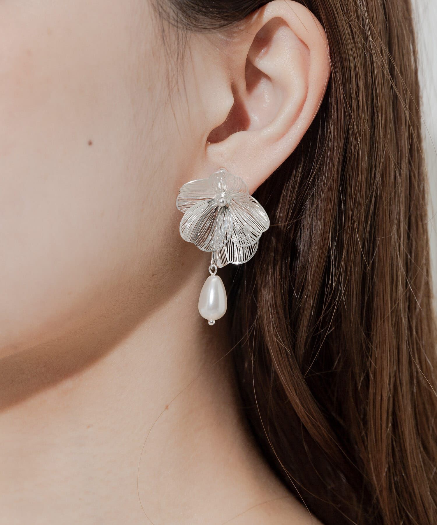 SMELLY「メタルフラワードロップパールイヤリング」|イヤリング|