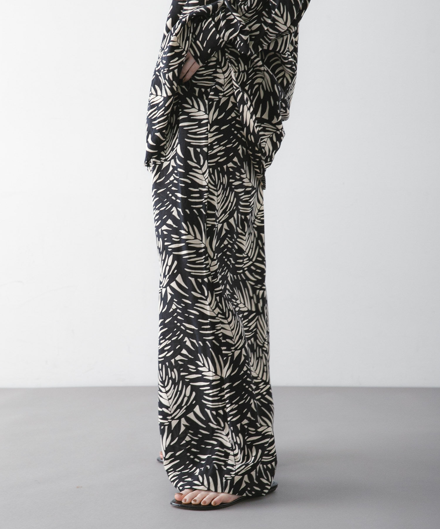 URBAN RESEARCH「『一部別注カラー』LUSANA　CICI PANTS」|その他|