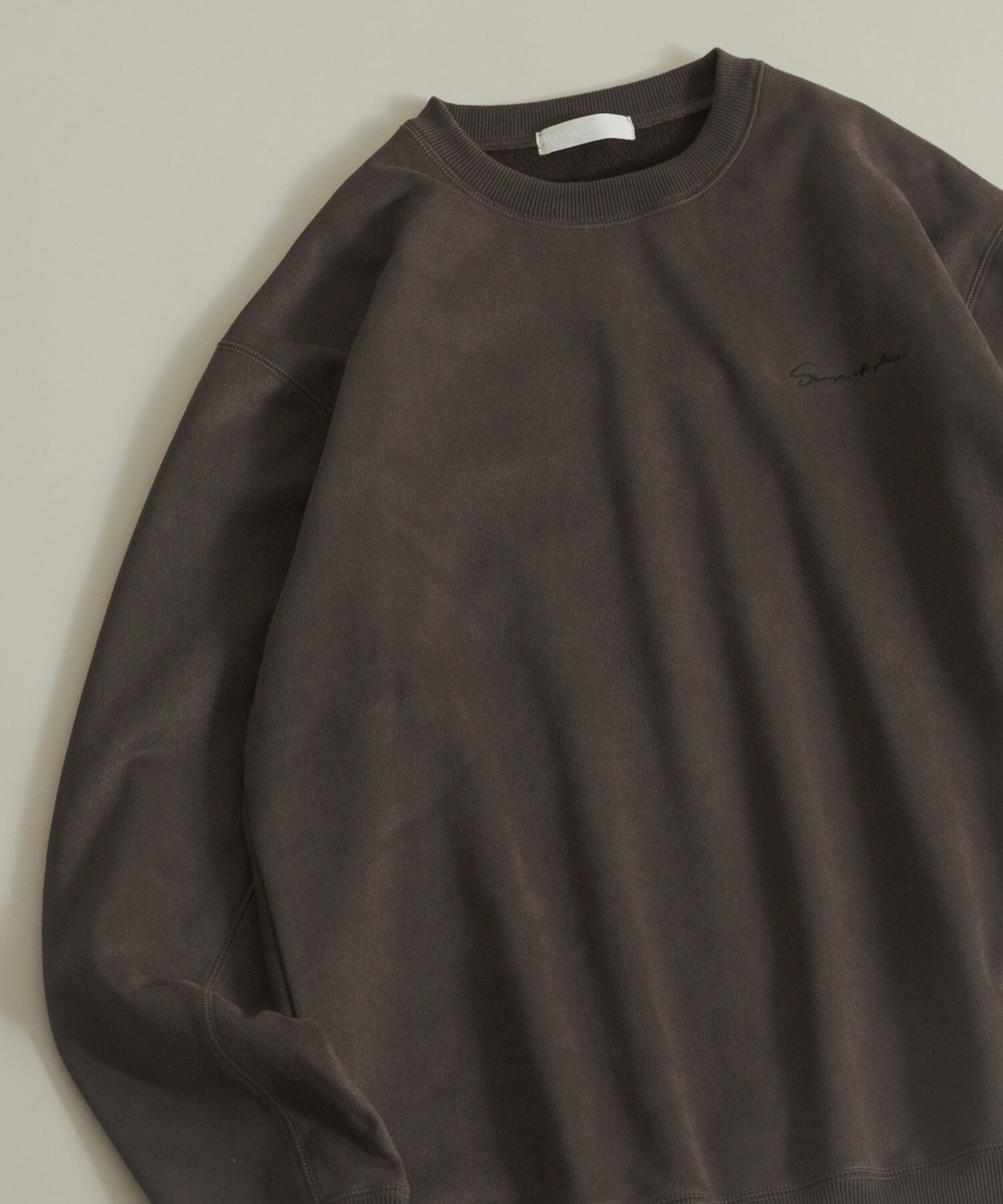 SENSE OF PLACE by URBAN RESEARCH「『ユニセックス』シシュウフェイクスエードクルーネックスウェット」|スウェット・ジャージ|ダークブラウン
