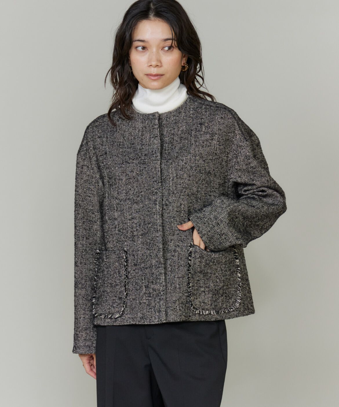 INED「《大きいサイズ》ヘリンボーン柄ノーカラーショートコート」|ピーコート|