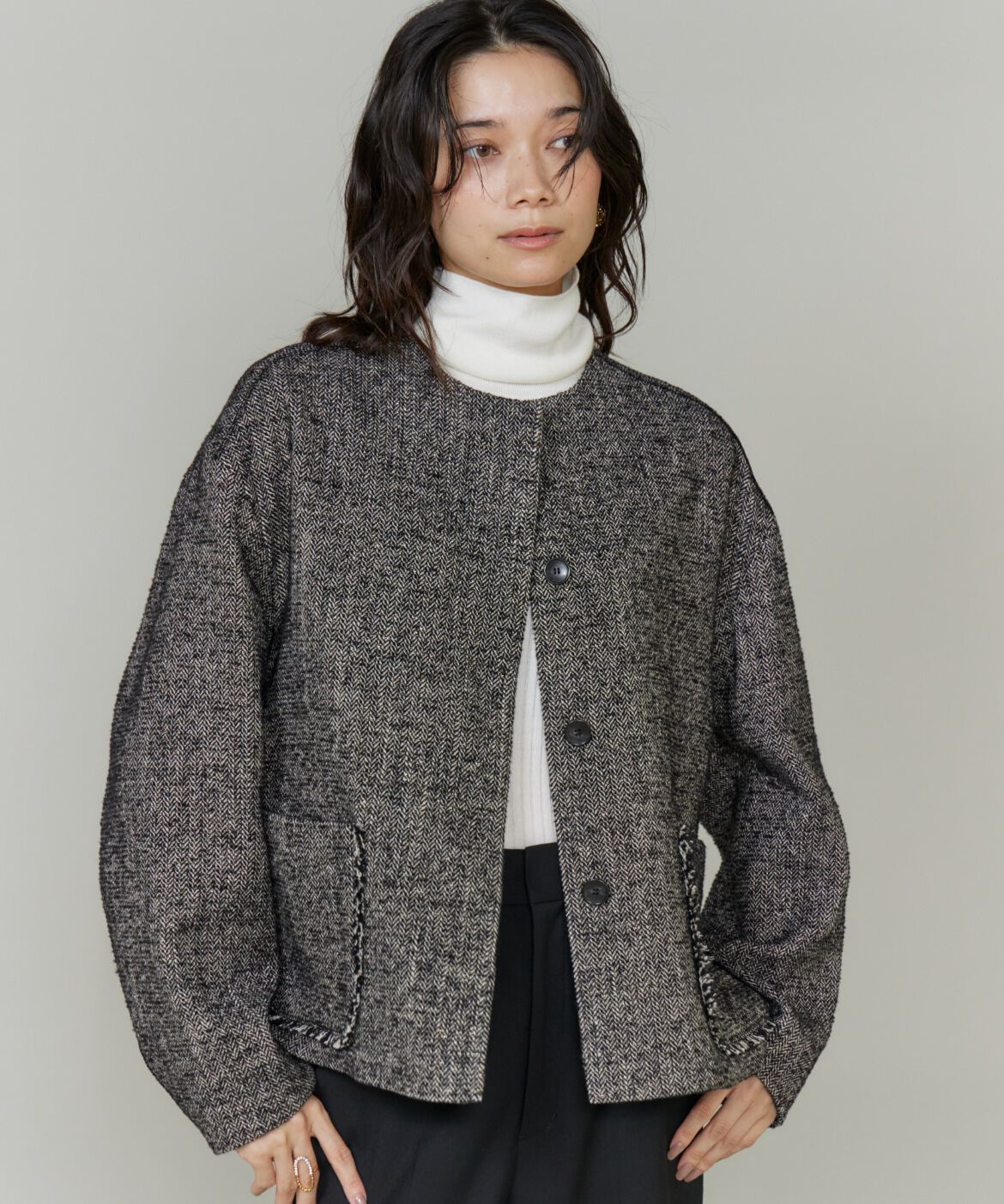 INED「《大きいサイズ》ヘリンボーン柄ノーカラーショートコート」|ピーコート|