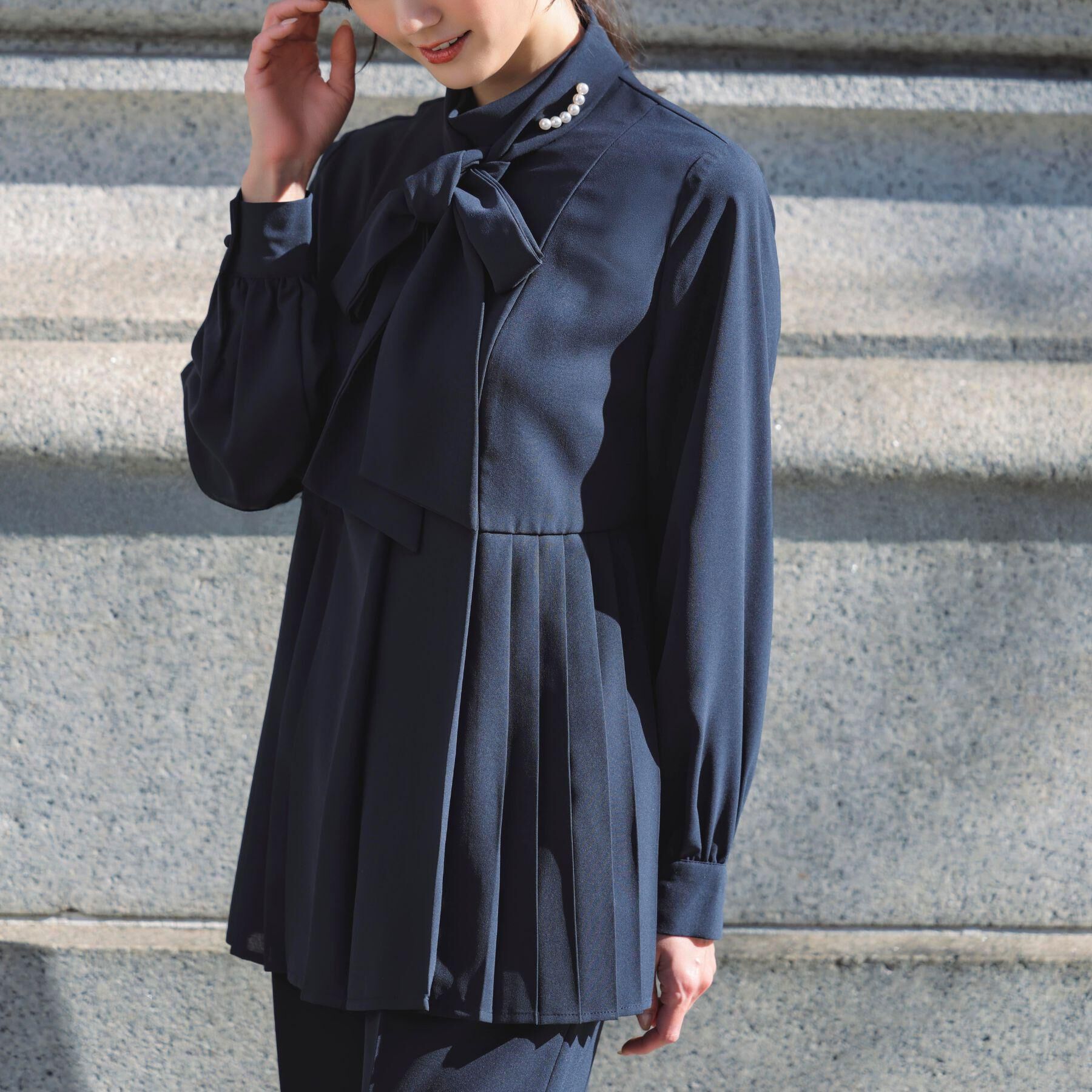 grove「【マシンウォッシュ/防シワ/UVカット】裾プリーツ取り外しボウタイブラウス」|シャツ・ブラウス|