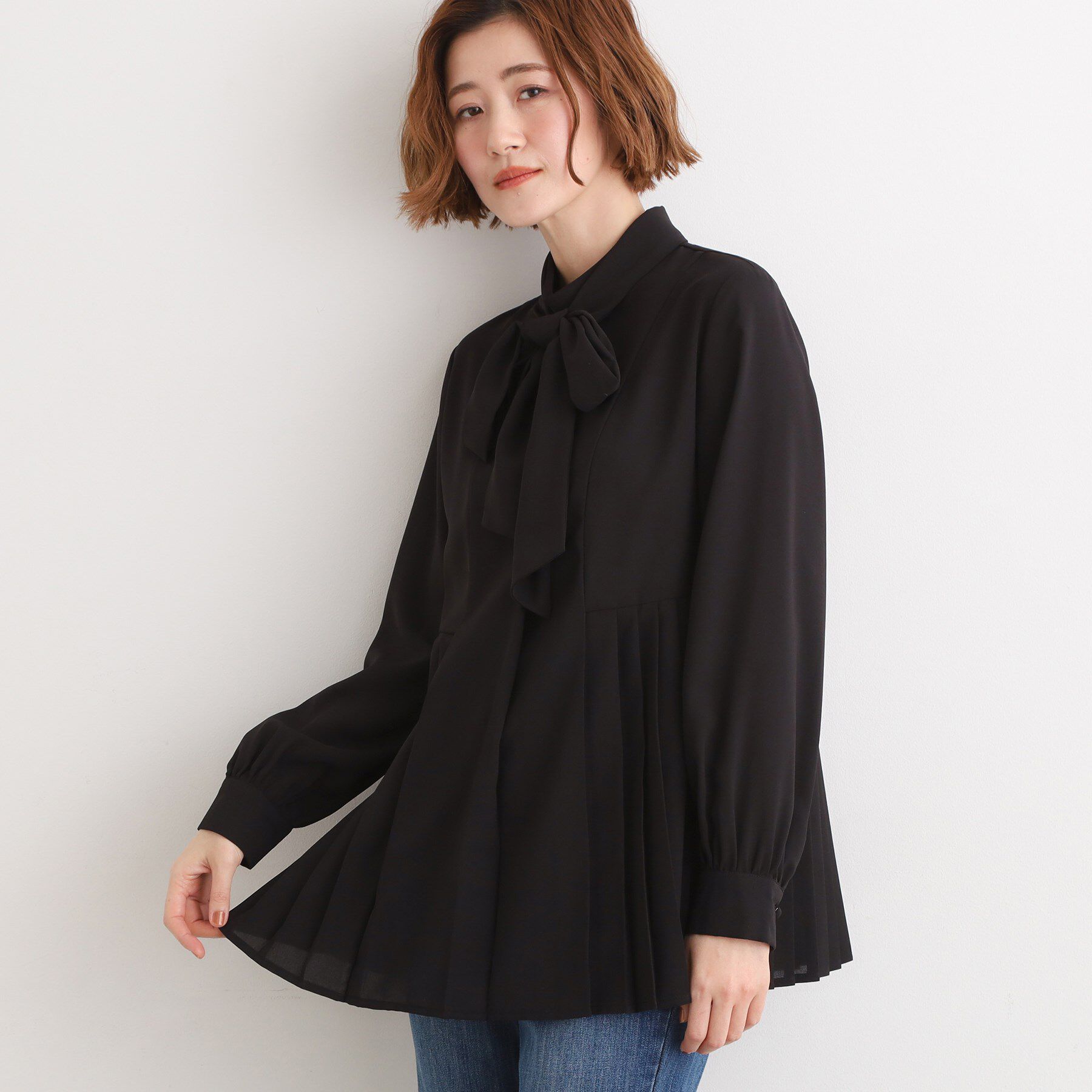 grove「【マシンウォッシュ/防シワ/UVカット】裾プリーツ取り外しボウタイブラウス」|シャツ・ブラウス|ブラック(019)
