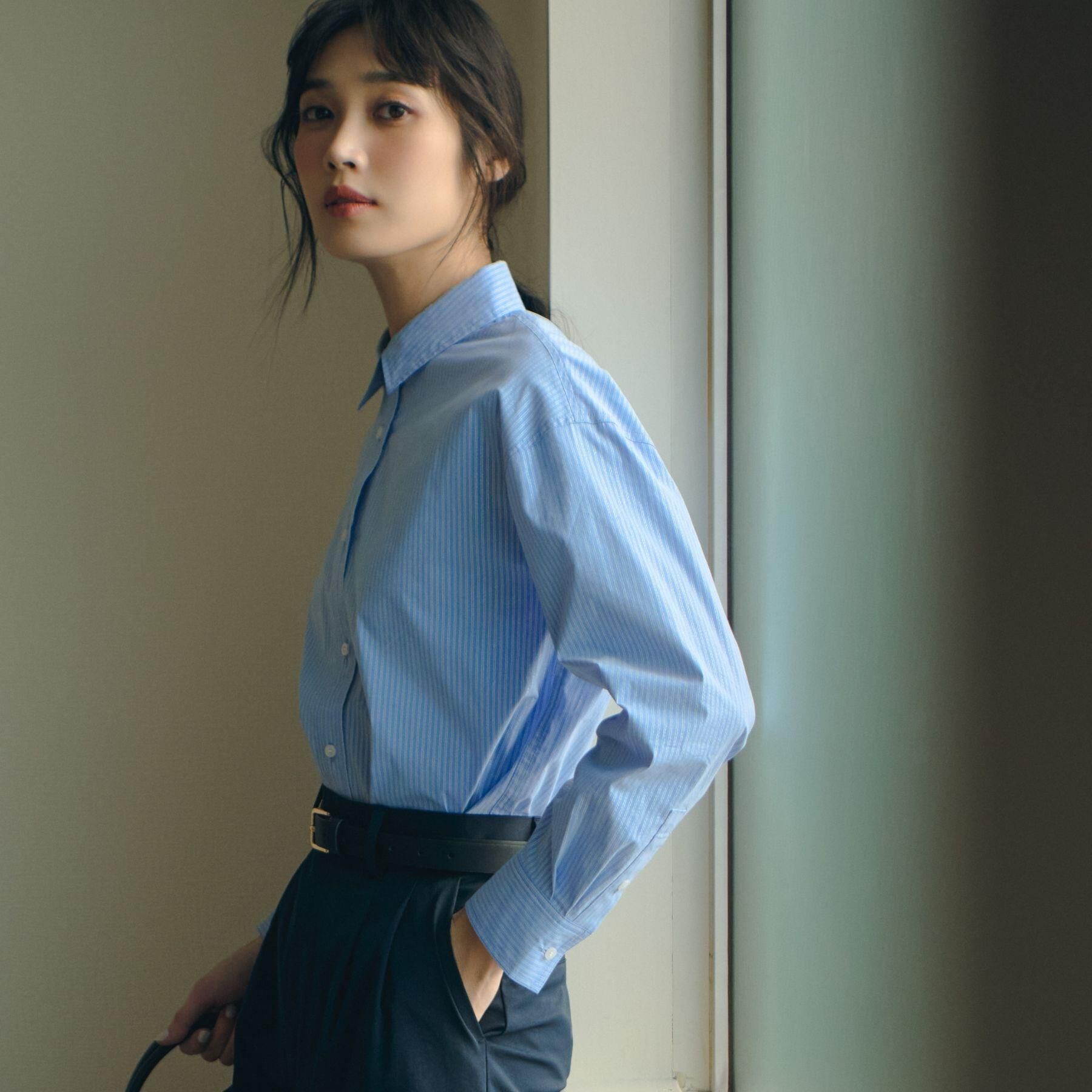 grove「【貴島明日香さん着用】一度着たら手放せない、驚きの伸びを備えたコットンナイロンストレッチシャツ」|シャツ・ブラウス|