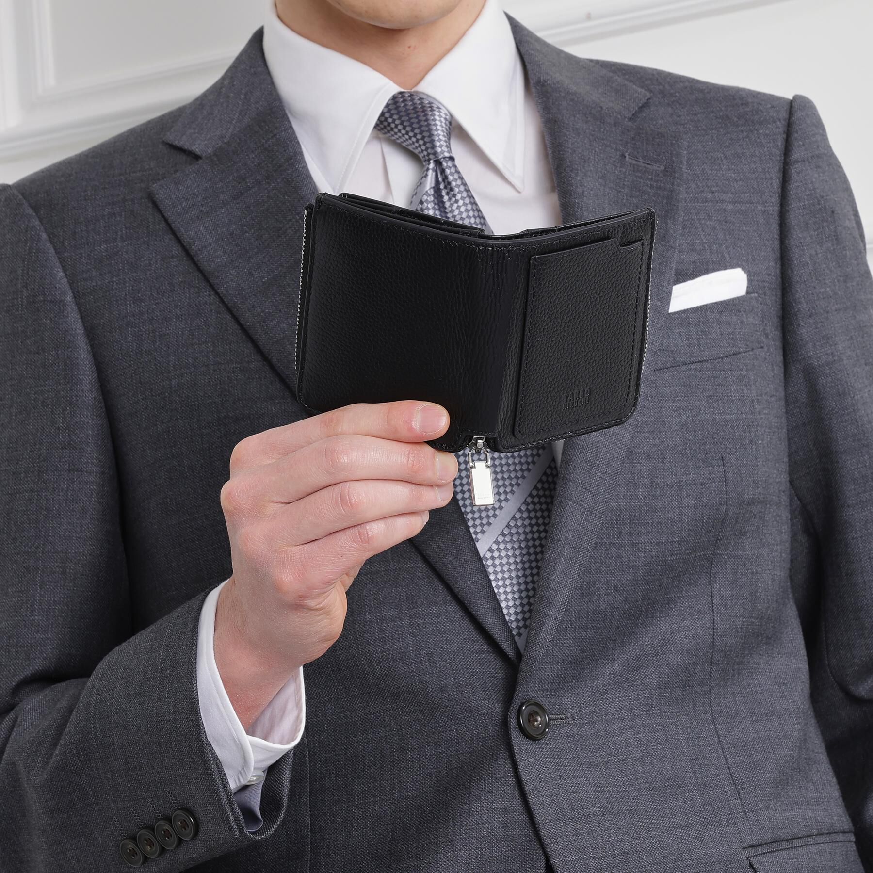 TAKEO KIKUCHI「【驚くべき収納力】カラードコンパクト財布」|財布|