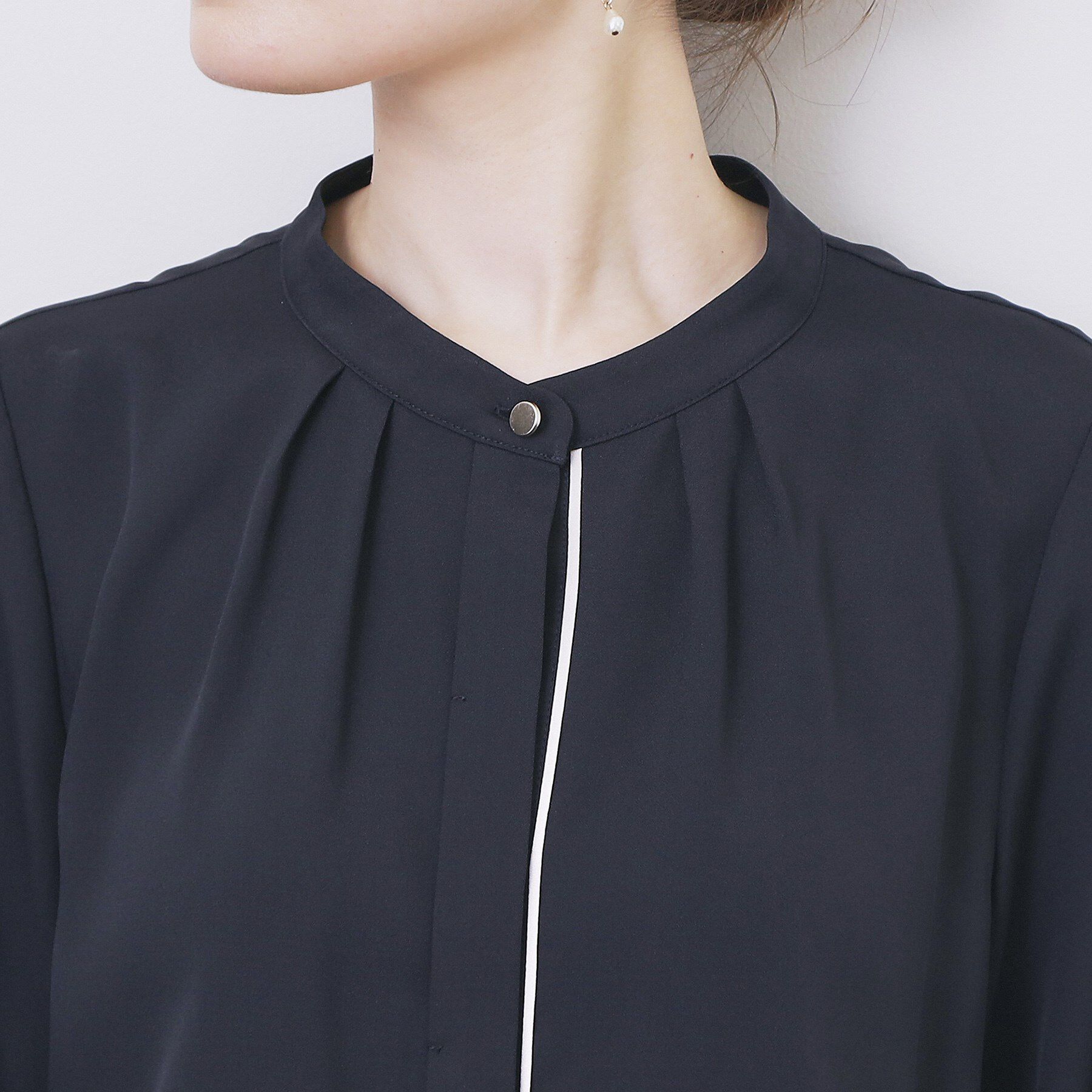 index「タックデザインバンドカラーブラウス【洗濯機OK】」|シャツ・ブラウス|