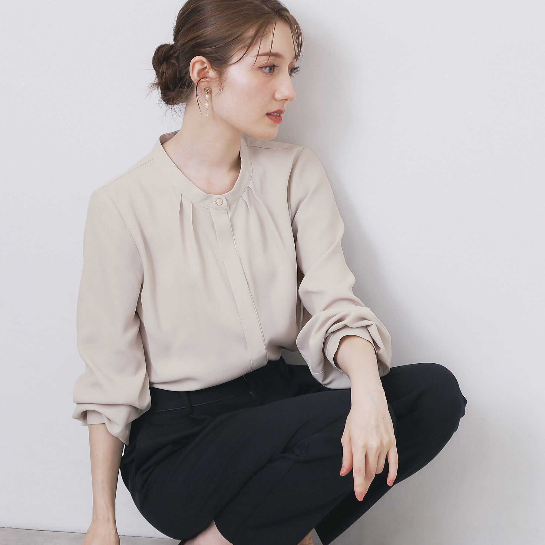 index「タックデザインバンドカラーブラウス【洗濯機OK】」|シャツ・ブラウス|グレージュ(550)