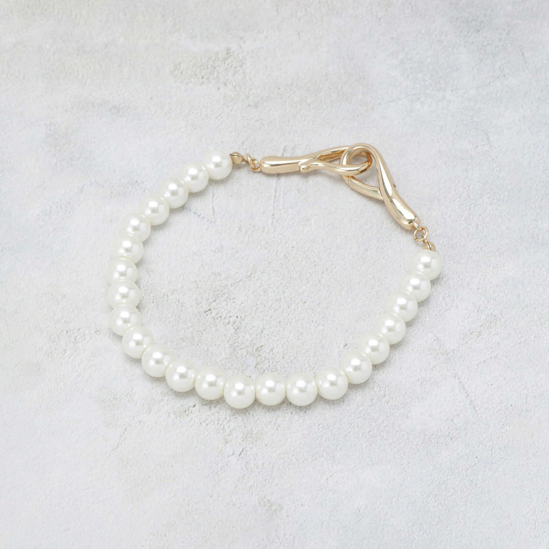 OPAQUE.CLIP「フェイクパールフック付きブレスレット」|ブレスレット・バングル|