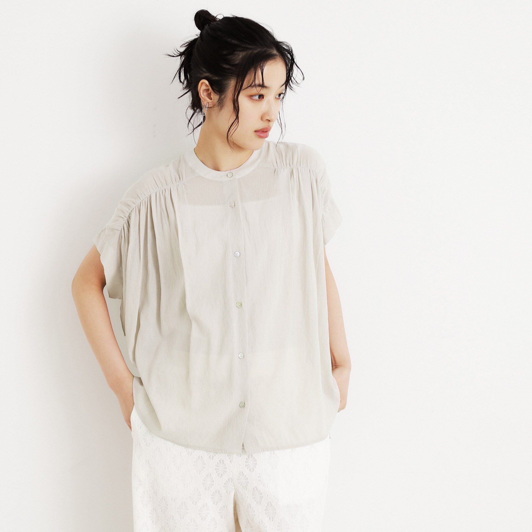 THE SHOP TK「麻調シアーフリルギャザーブラウス【洗える】」|シャツ・ブラウス|