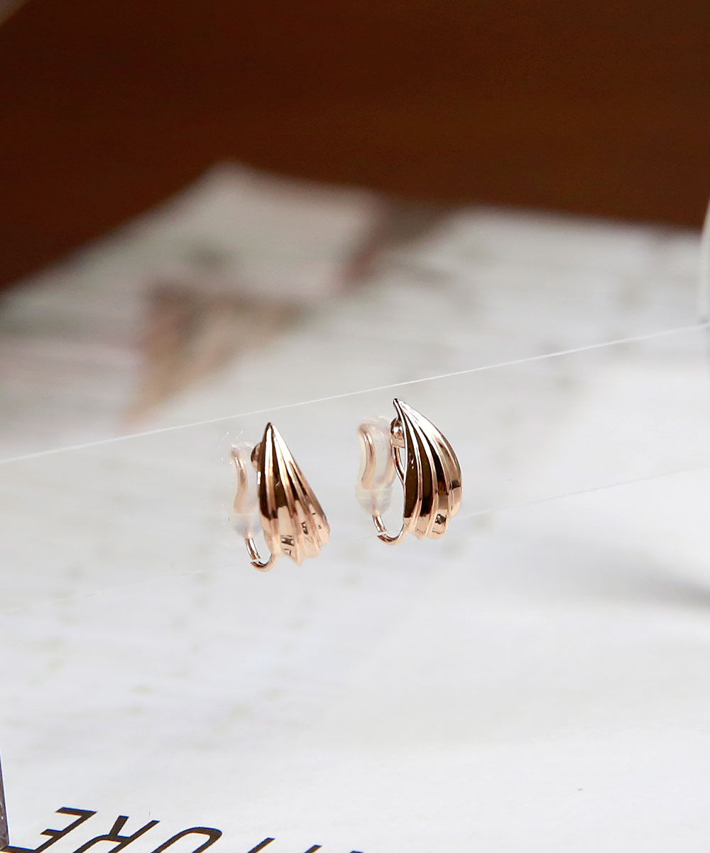 colleca la「ノンホール・ウィングドロップのイヤリング」|イヤリング|ピンクゴールド