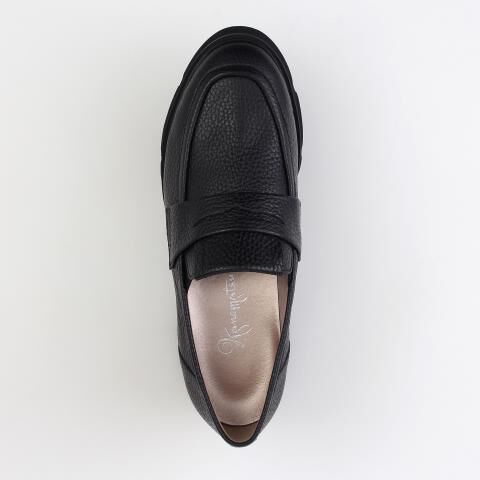 銀座かねまつ「RMWE2602PS1BLK 【本革】【Eウィズ】ヒールアップローファー」|スニーカー|