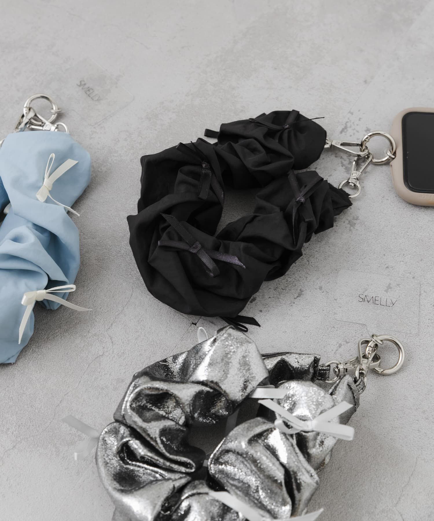 SMELLY「リボンシュシュハンドルストラップ」|モバイルケース|