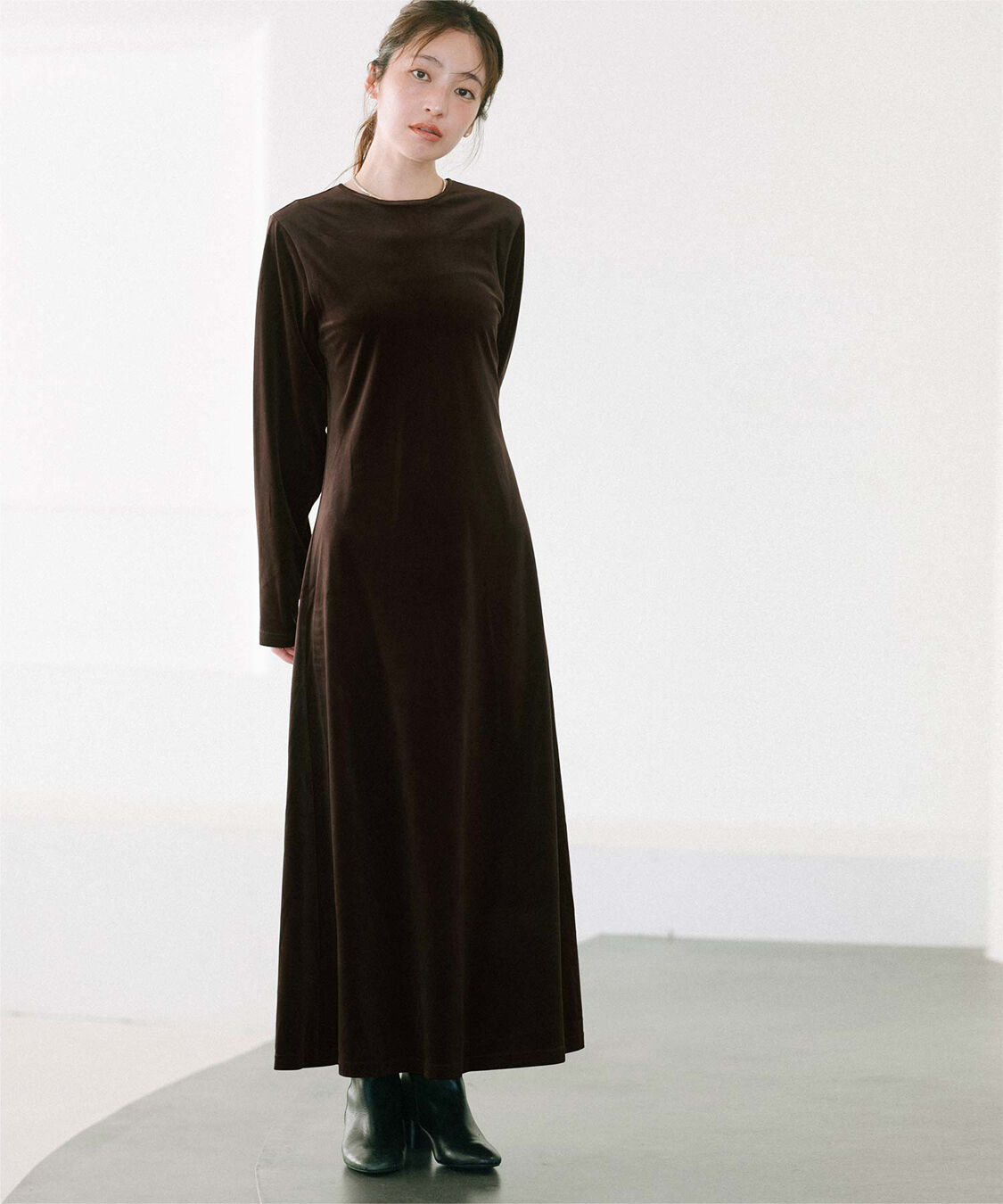 ur's「【yukiさんコラボアイテム】バックリボンフィットアンドフレアベロアワンピース」|ワンピース|