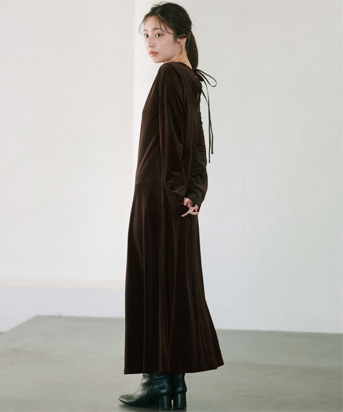 ur's「【yukiさんコラボアイテム】バックリボンフィットアンドフレアベロアワンピース」|ワンピース|