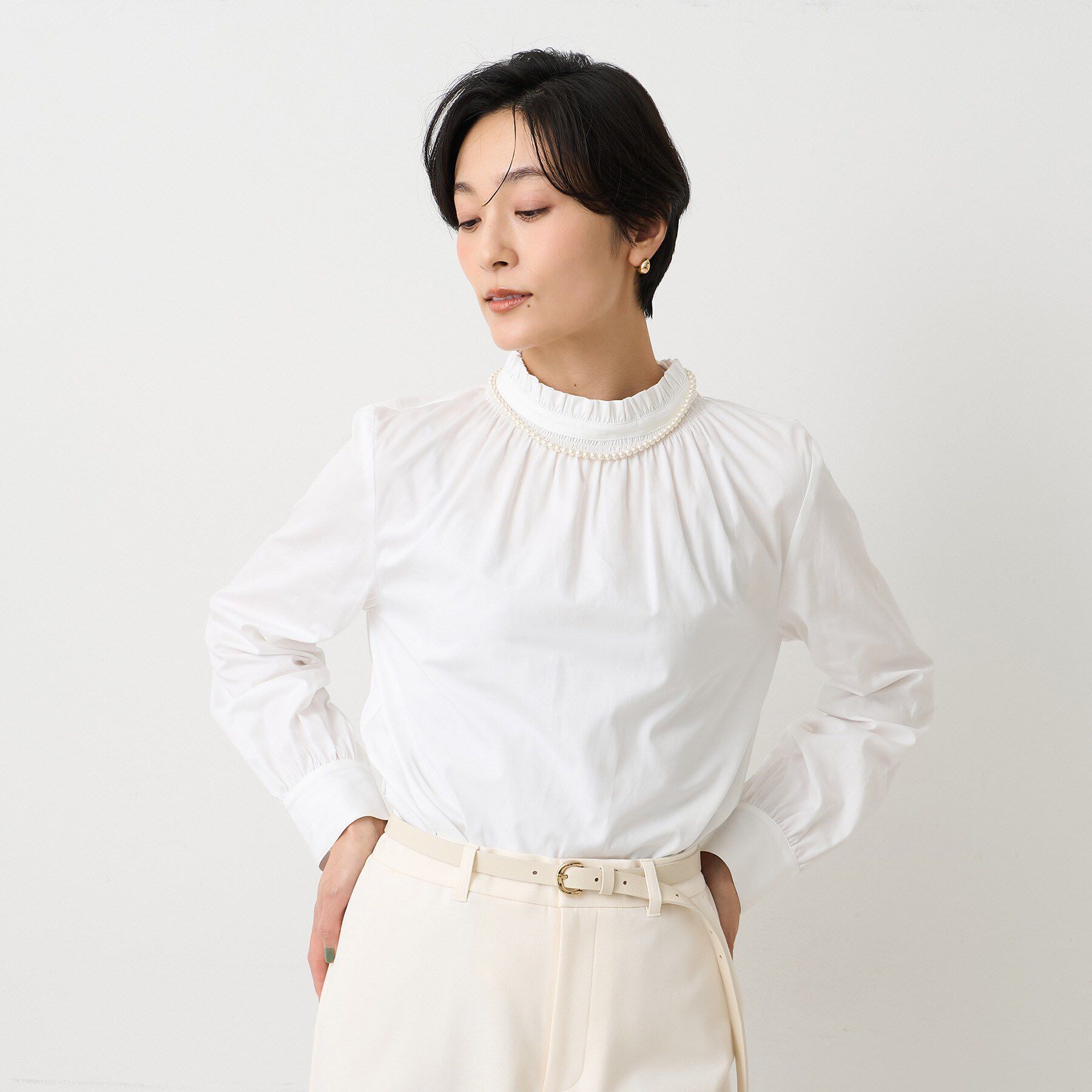 UNTITLED「【コットン100/洗える】シャーリングフリルネックブラウス」|シャツ・ブラウス|オフホワイト(003