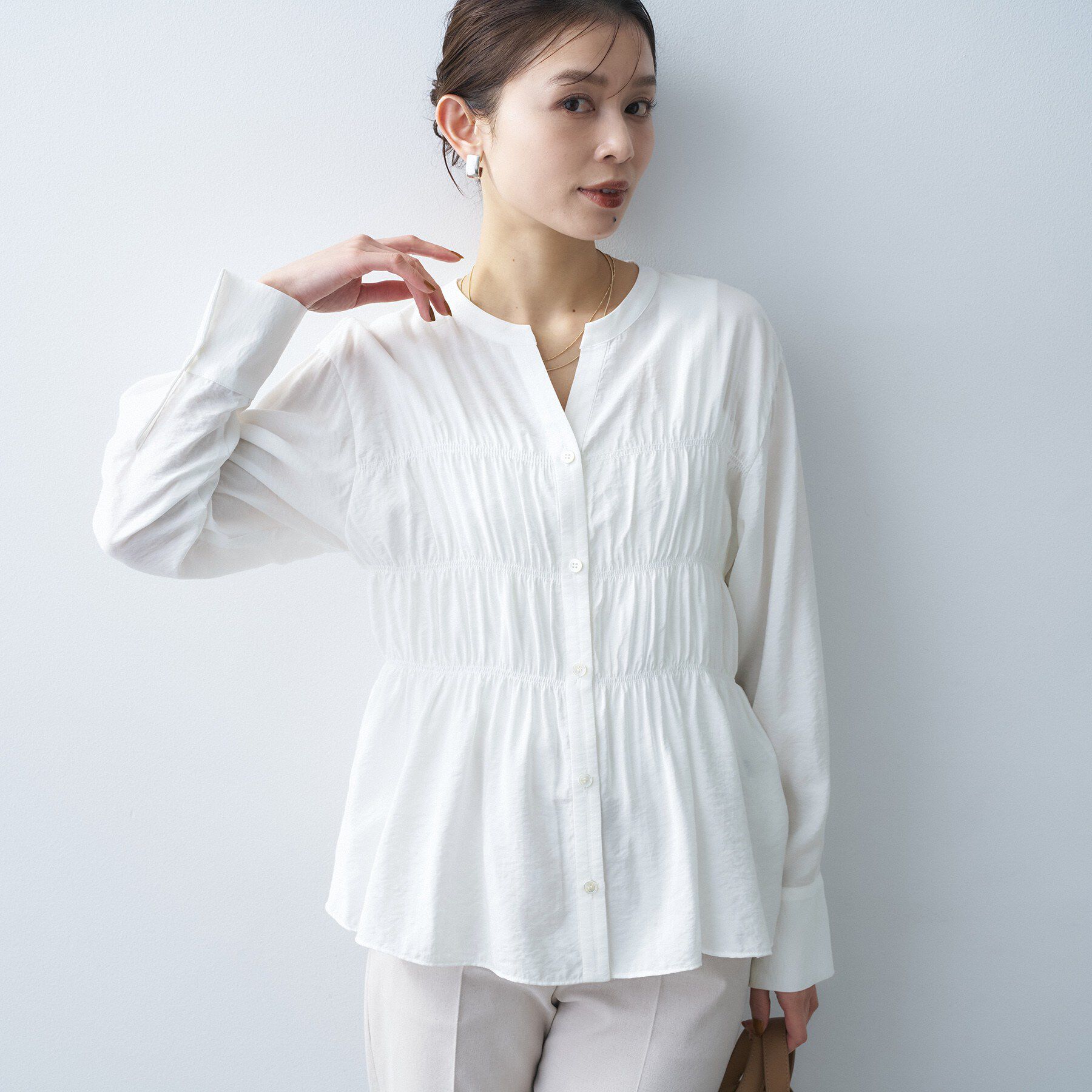 UNTITLED「【着映え/洗える】リラックスシャーリングブラウス」|シャツ・ブラウス|