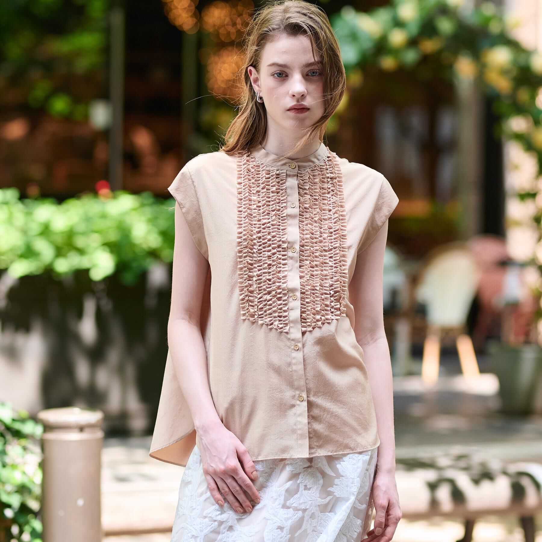 DRESSTERIOR「【撥水/UVカット/接触冷感】バンドカラーフレンチスリーブフリルブラウス」|シャツ・ブラウス|