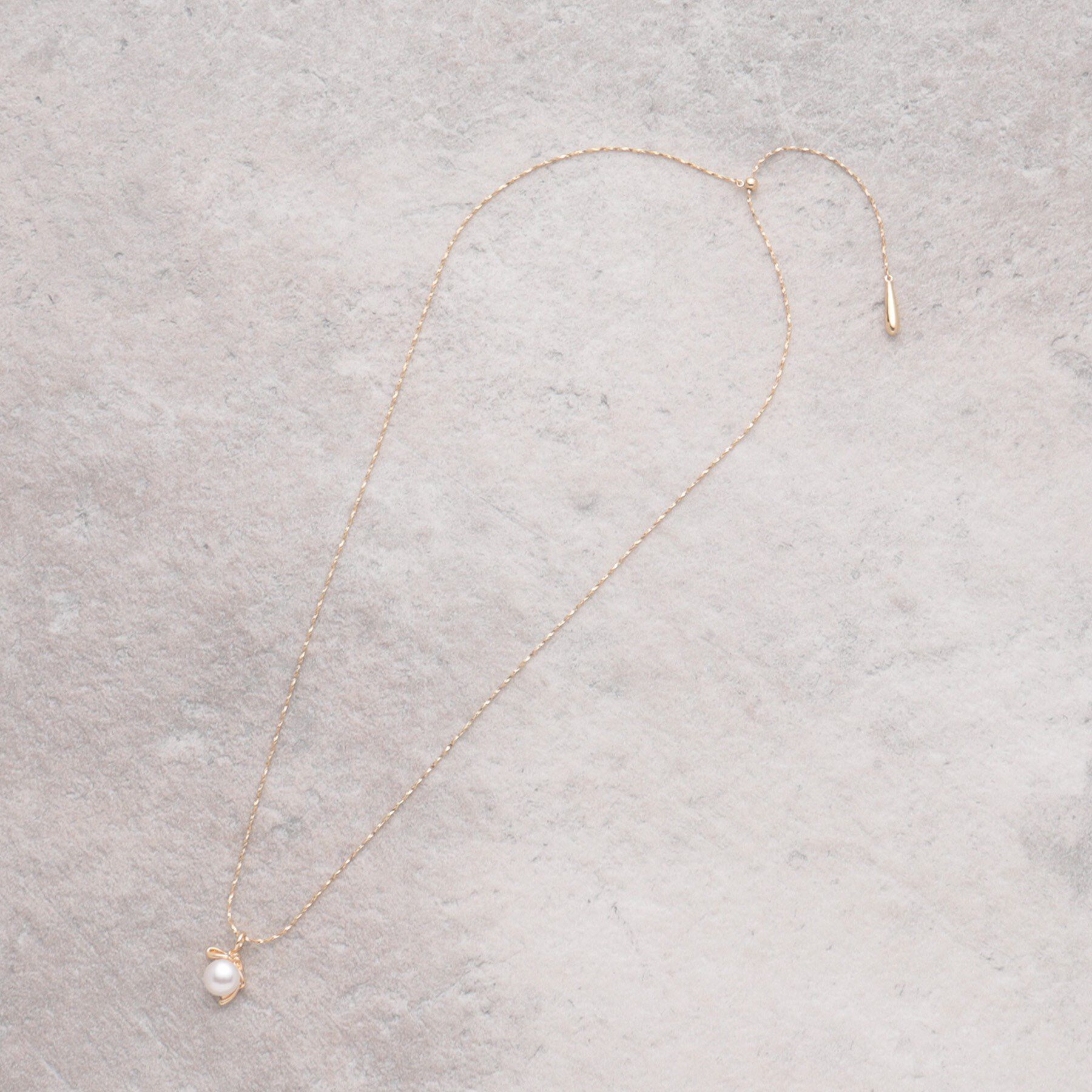 OPAQUE.CLIP「フェイクパール&times;変形リボン風メタルネックレス」|ネックレス|