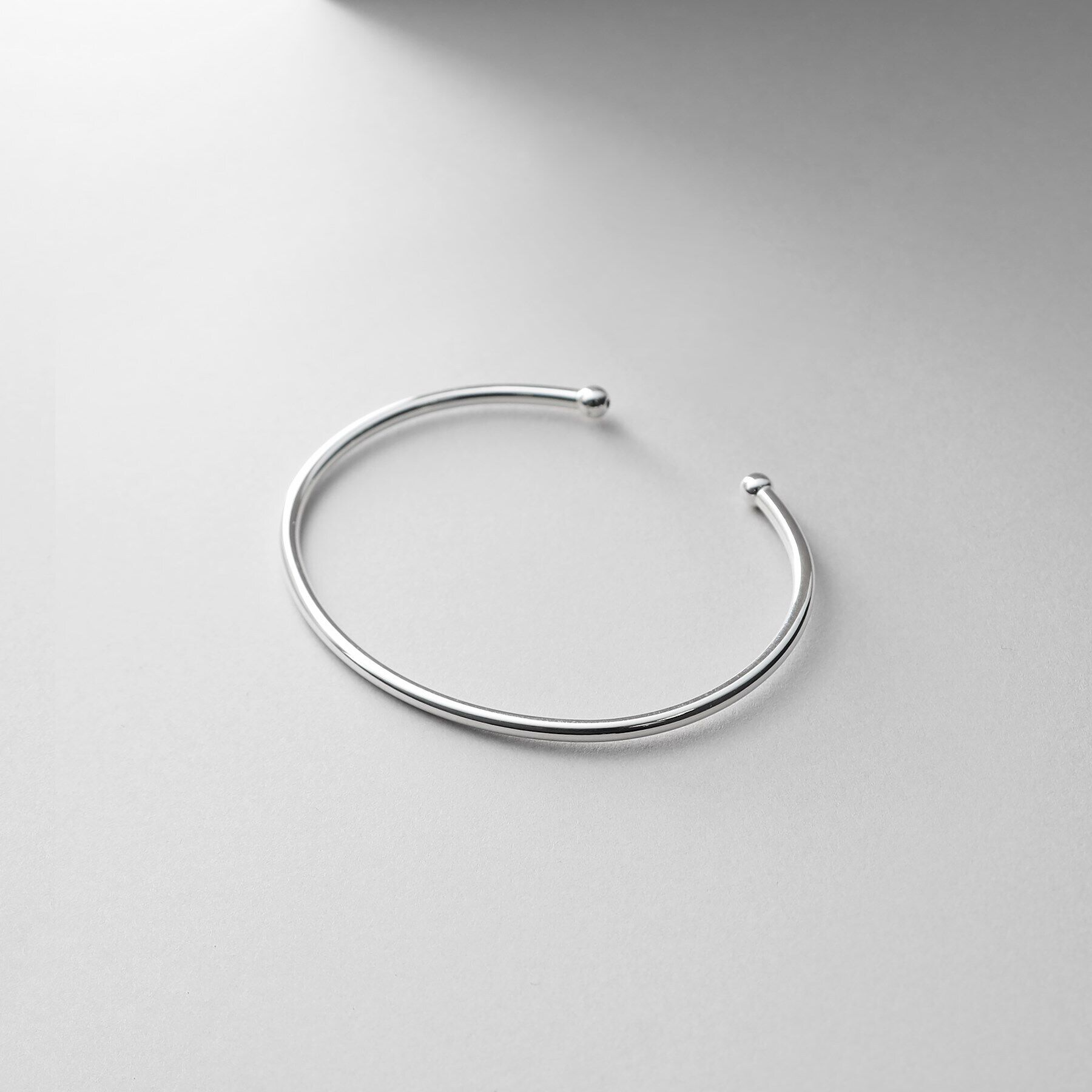 COCOSHNIK ONKITSCH「シルバー ホロウフレキシブル バングル」|ブレスレット・バングル|