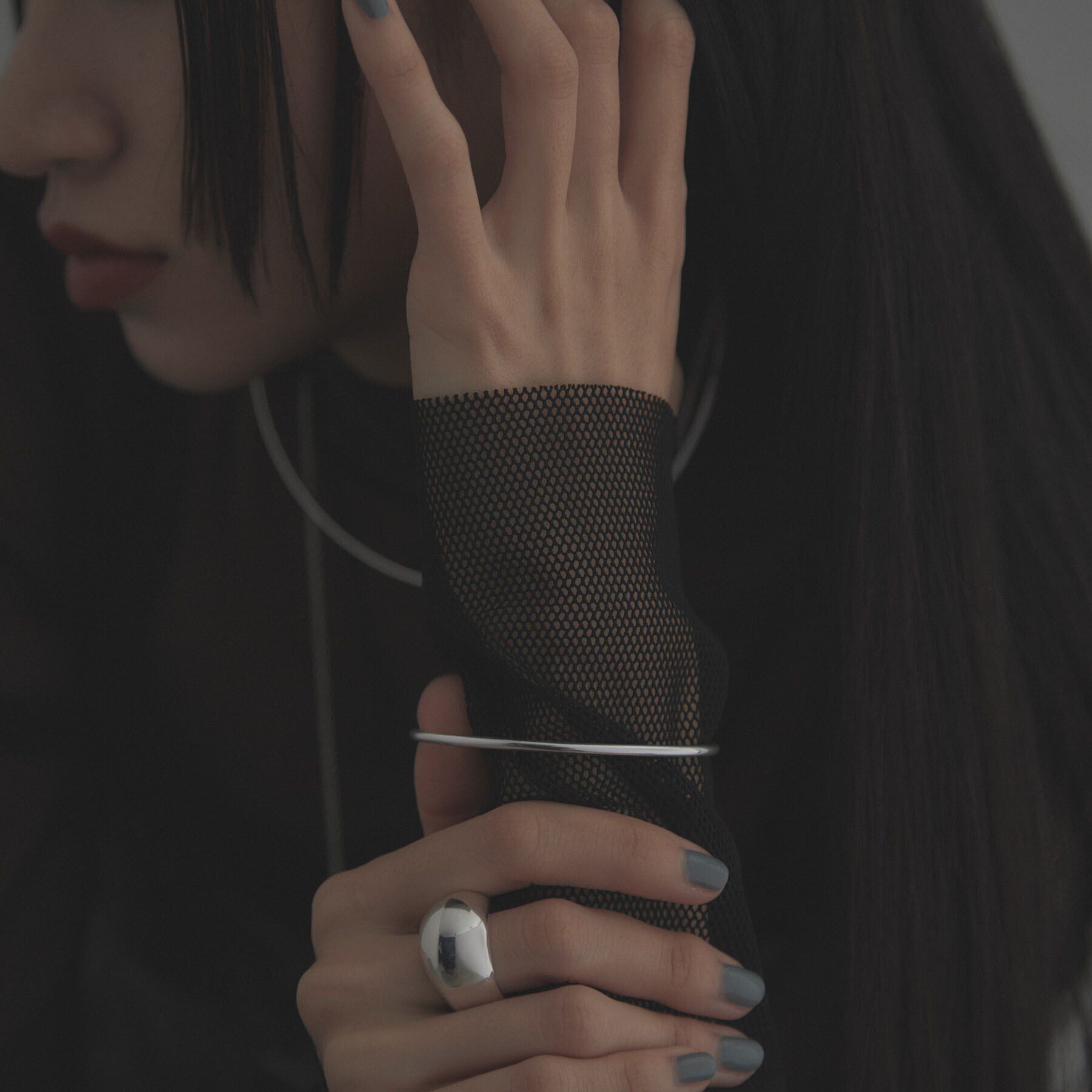 COCOSHNIK ONKITSCH「シルバー ホロウフレキシブル バングル」|ブレスレット・バングル|