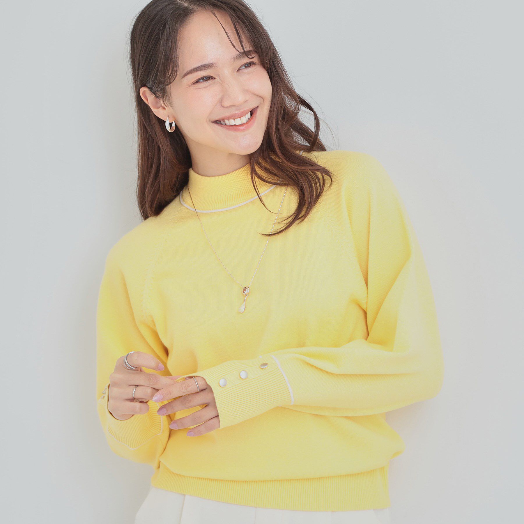 SHOO･LA･RUE「【洗濯機可/吸湿発熱】チクチクしにくいもちもちハイネックニット」|ニット・セーター|イエロー(031)