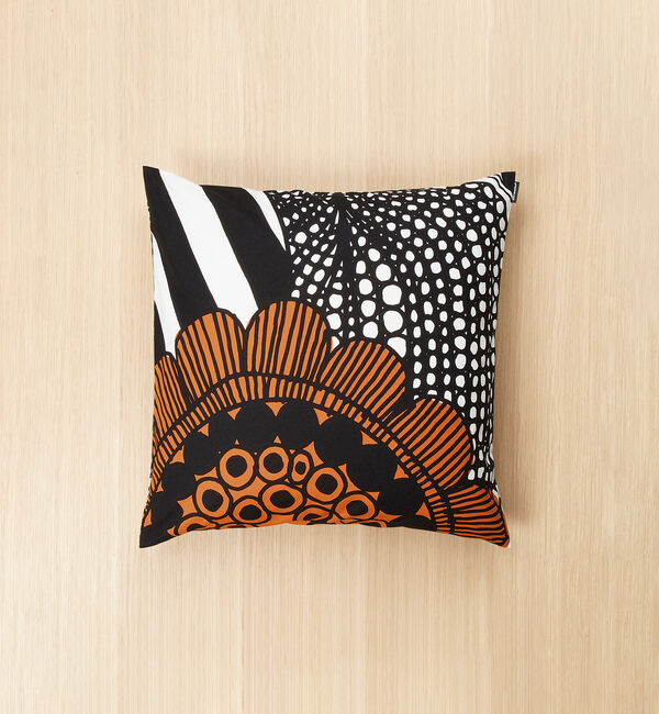 Marimekko「Siirtolapuutarha クッションカバー 50x50cm」|クッション・クッションカバー|ｵﾚﾝｼﾞ&times;ｸﾞﾘｰﾝ&times;ﾌﾞﾗｯｸ