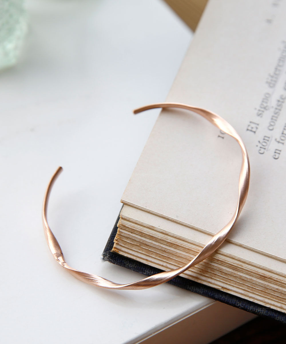 colleca la「 マットツイストバングル」|ブレスレット・バングル|ピンクゴールド