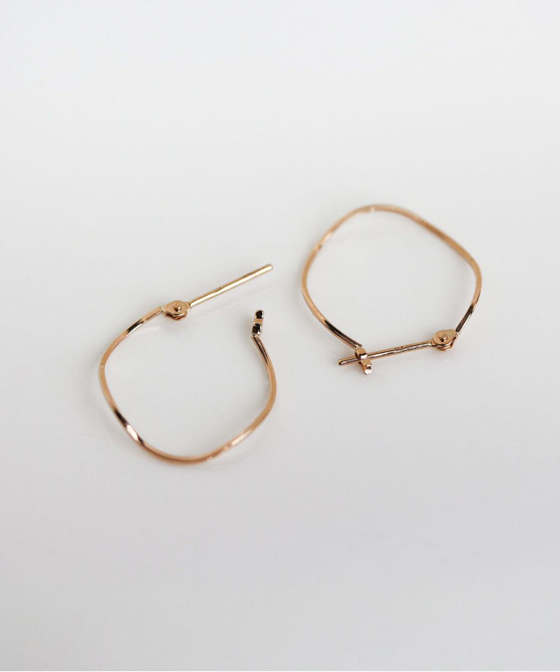  「ゴールド ウェーブ スナップ フープ ピアス | K10YG」|ピアス|