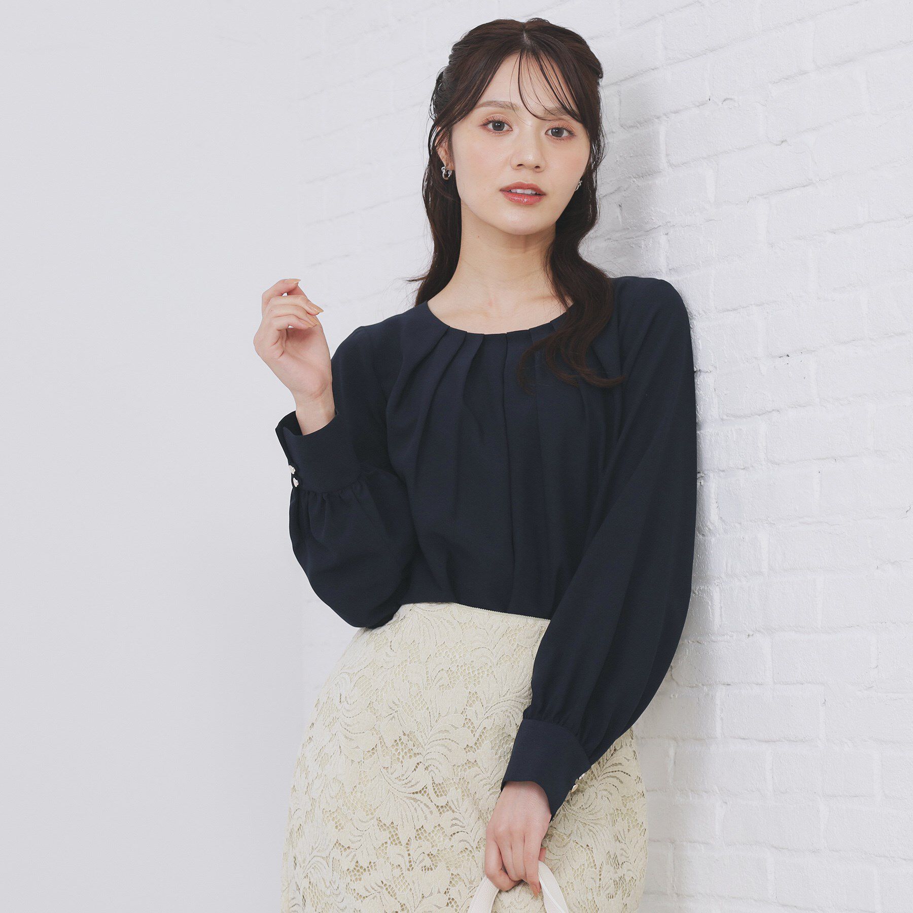 index「クルーネックタックブラウス【洗濯機OK/防シワ/イージーアイロン】」|シャツ・ブラウス|ネイビー(094)