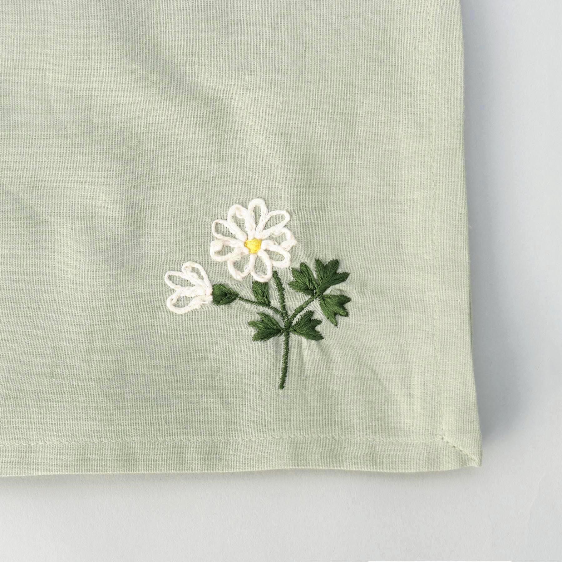 212 KITCHEN STORE「刺繍フラワー マーガレット マルチクロス 130x130cm GR ＜212Kオリジナル ＞」|食器・キッチングッズ|