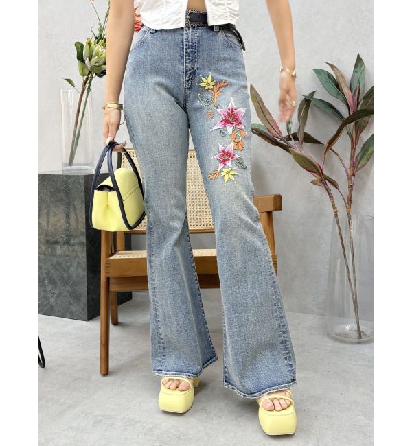 EVRIS「Embroideryフレアデニムパンツ」|デニム|アイスブルー