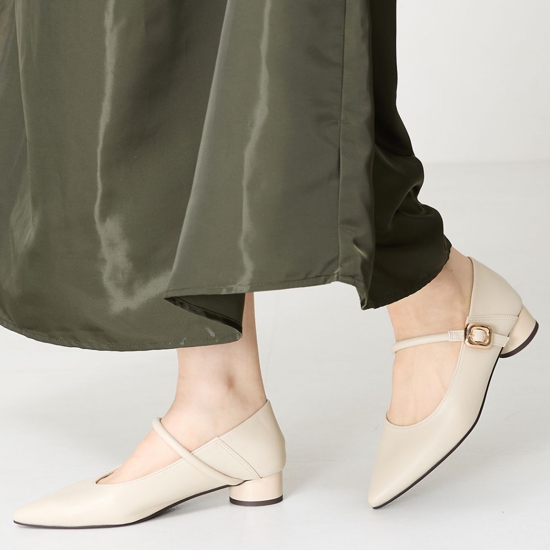 WA Oriental TRaffic「●隠しゴム付き●ポインテッドトゥ ストラップバブーシュ /42304 厚手クッション ヒール3cm 柔らかい」|パンプス|BEIGE