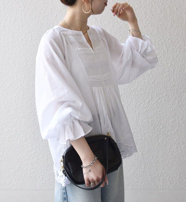 SHIPS any「《予約》SHIPS any:〈手洗い可能〉コットン レース ヘム キーネック ギャザー ブラウス」|シャツ・ブラウス|