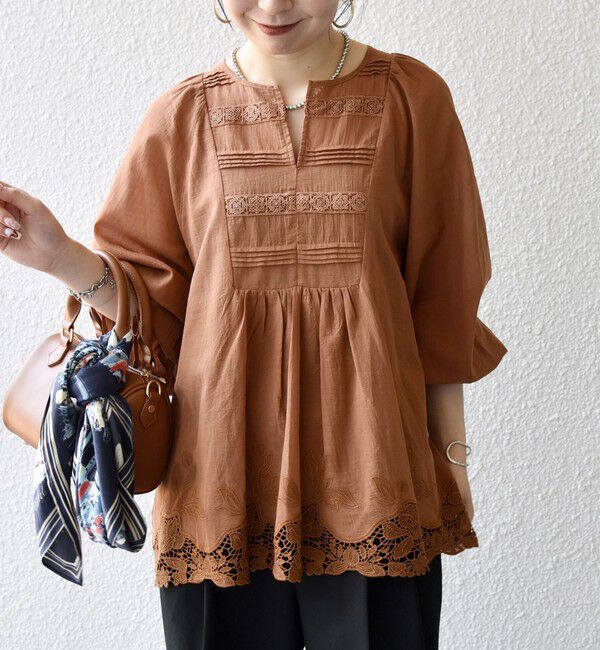 SHIPS any「《予約》SHIPS any:〈手洗い可能〉コットン レース ヘム キーネック ギャザー ブラウス」|シャツ・ブラウス|ブラウン