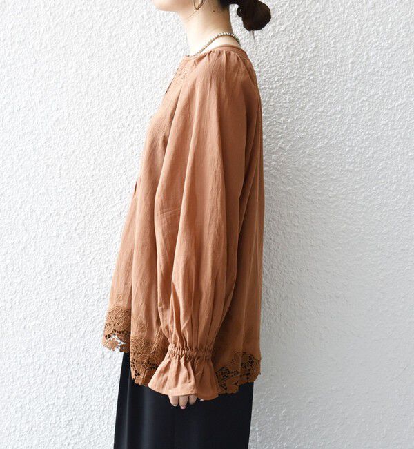 SHIPS any「《予約》SHIPS any:〈手洗い可能〉コットン レース ヘム キーネック ギャザー ブラウス」|シャツ・ブラウス|