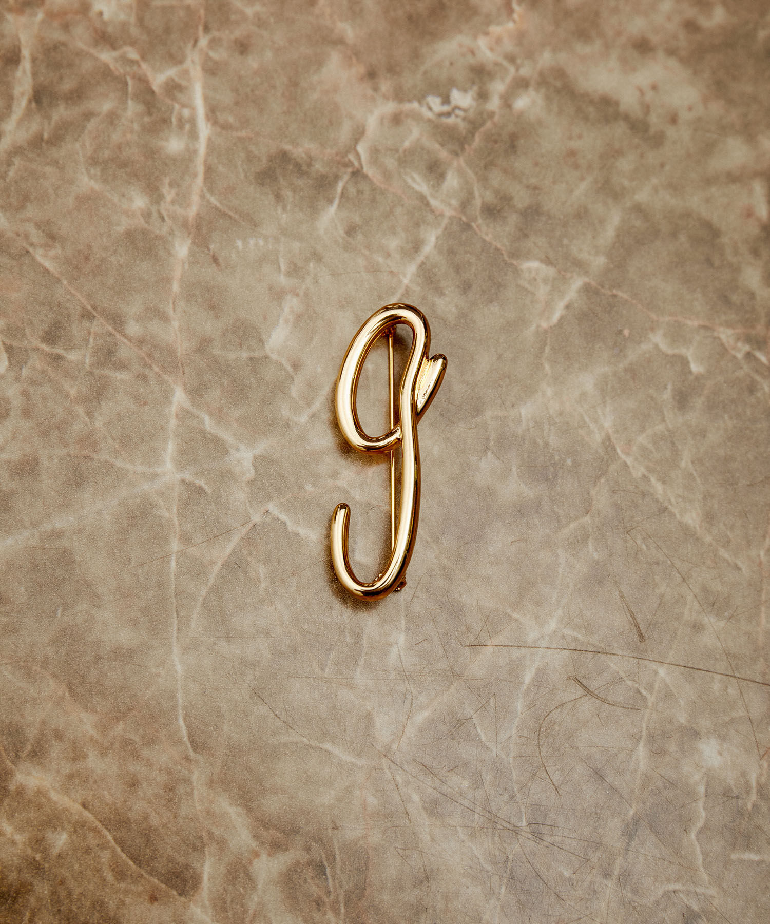 ADAM ET ROPE'「イニシャルブローチ」|ブローチ・コサージュ|グレー(07)